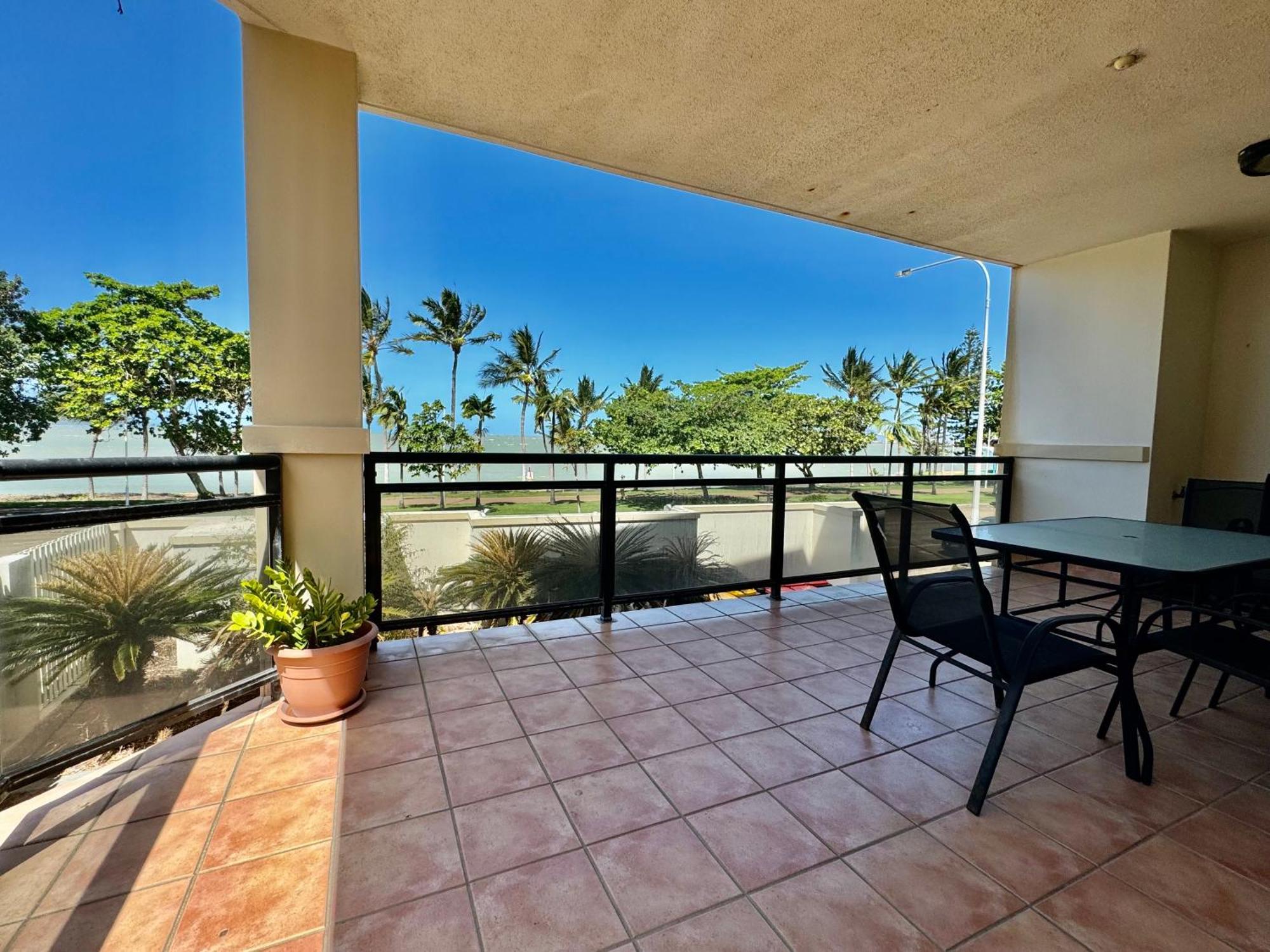 Townsville Beachfron Apartments On The Strand - 2 Exterior photo