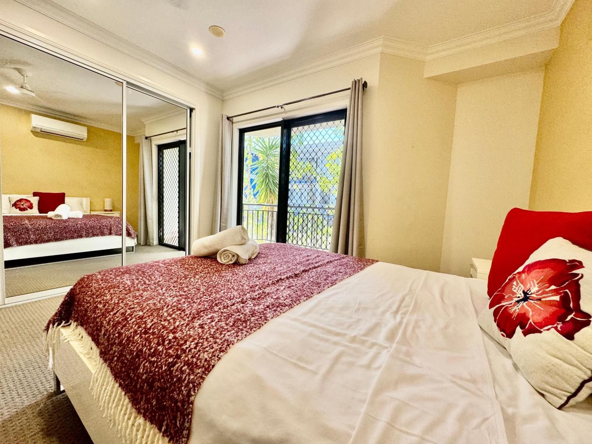 Townsville Beachfron Apartments On The Strand - 2 Exterior photo