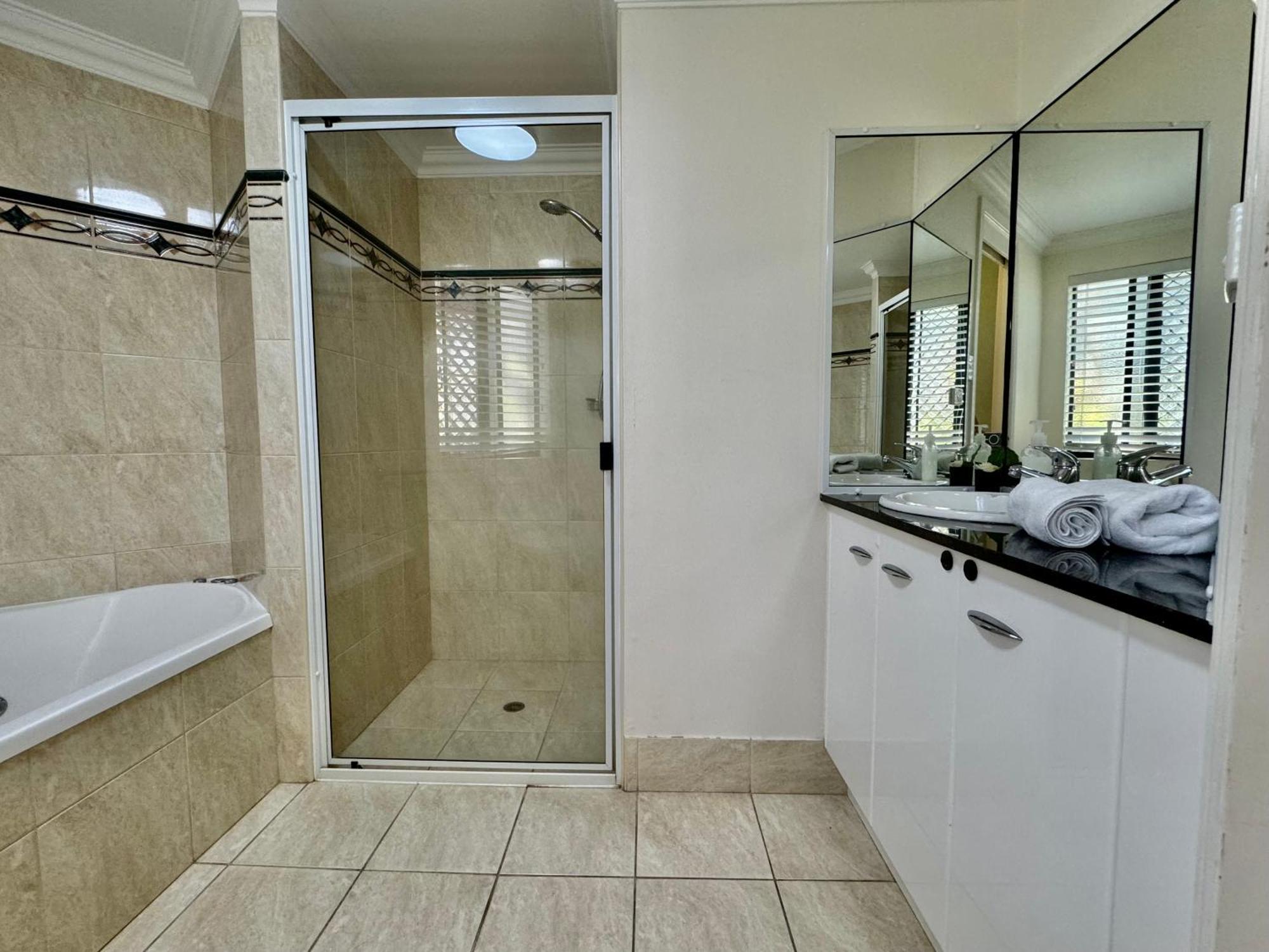 Townsville Beachfron Apartments On The Strand - 2 Exterior photo