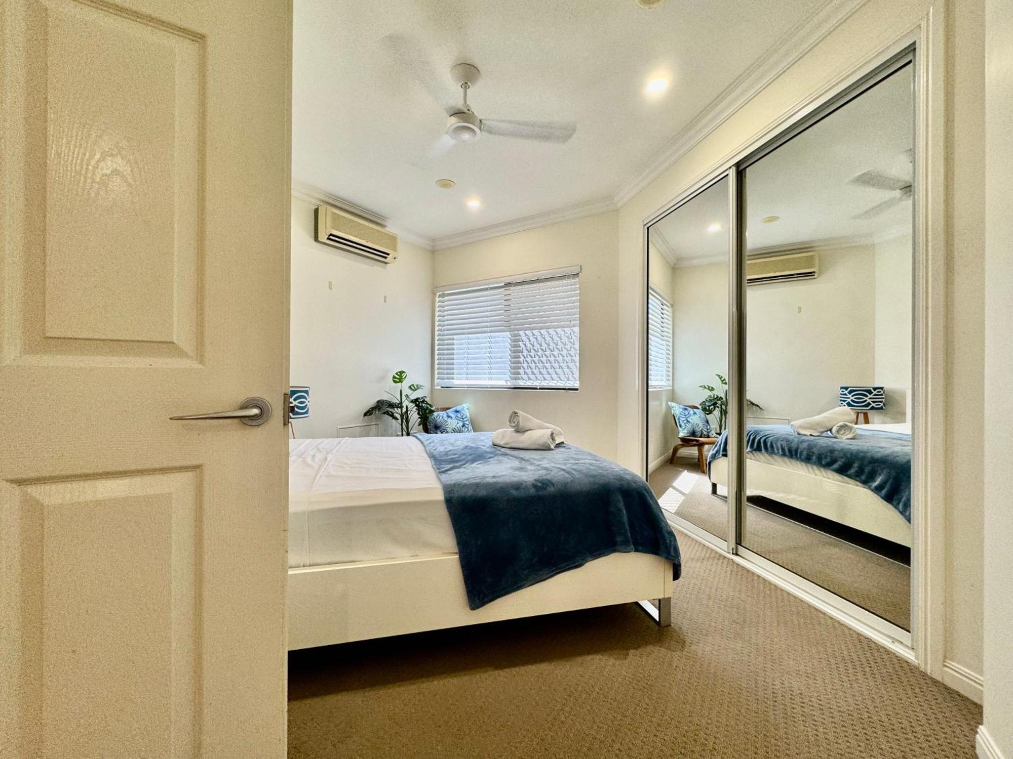 Townsville Beachfron Apartments On The Strand - 2 Exterior photo